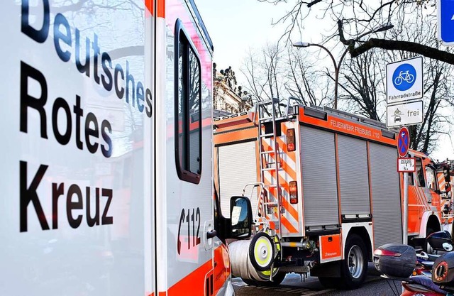 Rettungs- und Feuerwehrwgen des DRKs stehen  in Freiburg (Symbolbild)  | Foto: Thomas Kunz