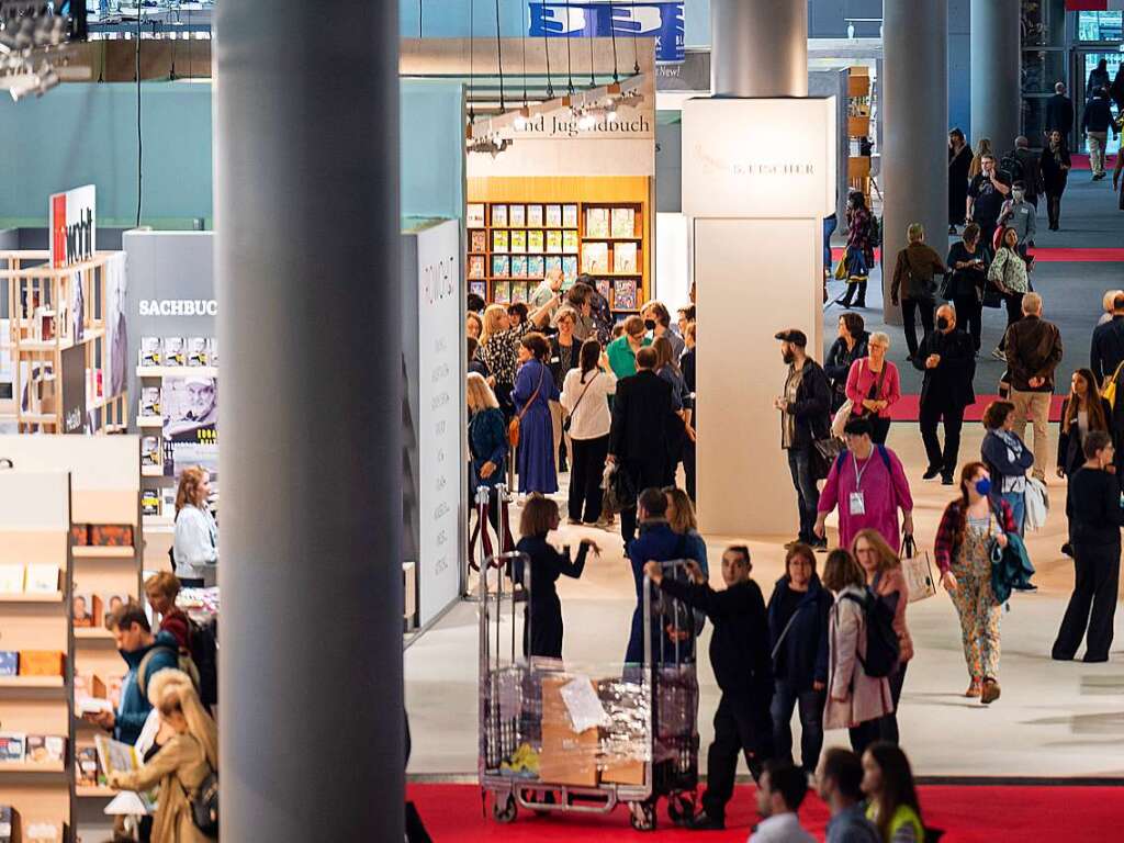 Besucher gehen whrend des ersten Tags der Frankfurter Buchmesse durch die Halle 3.0.