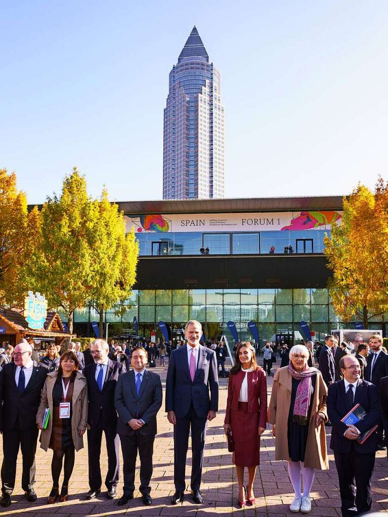 Knig Felipe VI. von Spanien (M) und Knigin Letizia von Spanien (3.v.r.) stehen nach ihrem Besuch auf der Frankfurter Buchmesse mit der deutschen Kulturministerin Claudia Roth (2.v.r.) und deren spanischem Amtskollegen Miquel Iceta vor dem Messeturm und der Halle, in der die Sonderschau des diesjhrigen Gastlandes Spanien zu sehen ist.