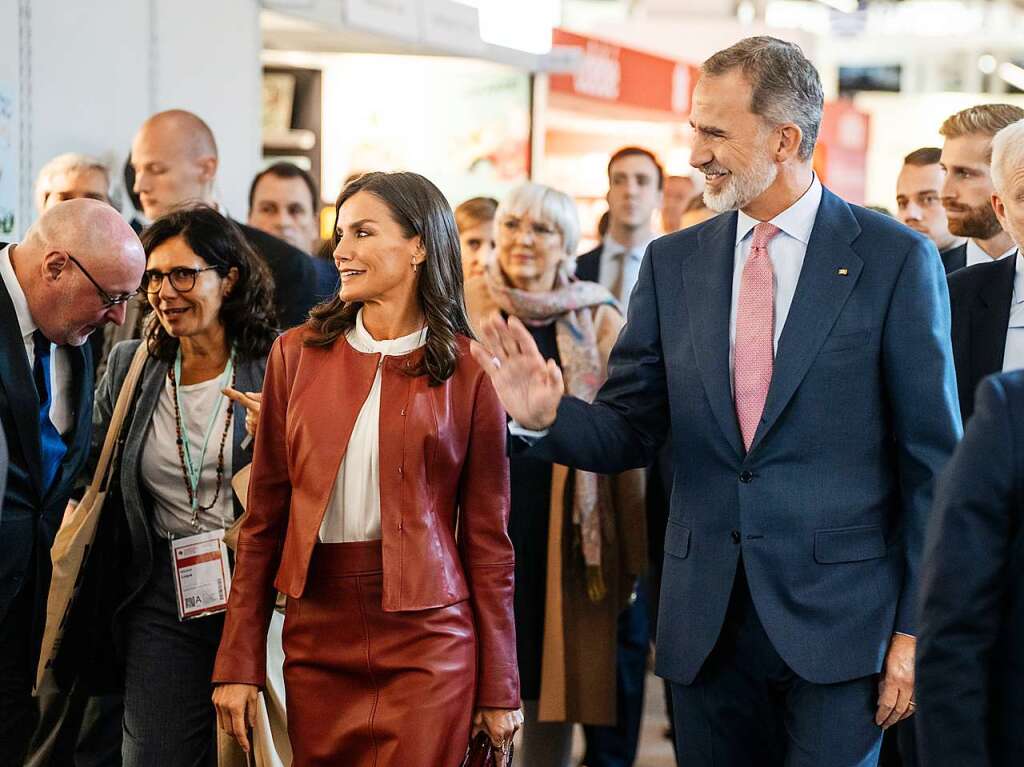 Knigin Letizia von Spanien (l) und Knig Felipe VI. von Spanien (r.) gehen bei ihrem Besuch auf der Frankfurter Buchmesse durch einen Gang mit Stnden spanischer Buchverlage.