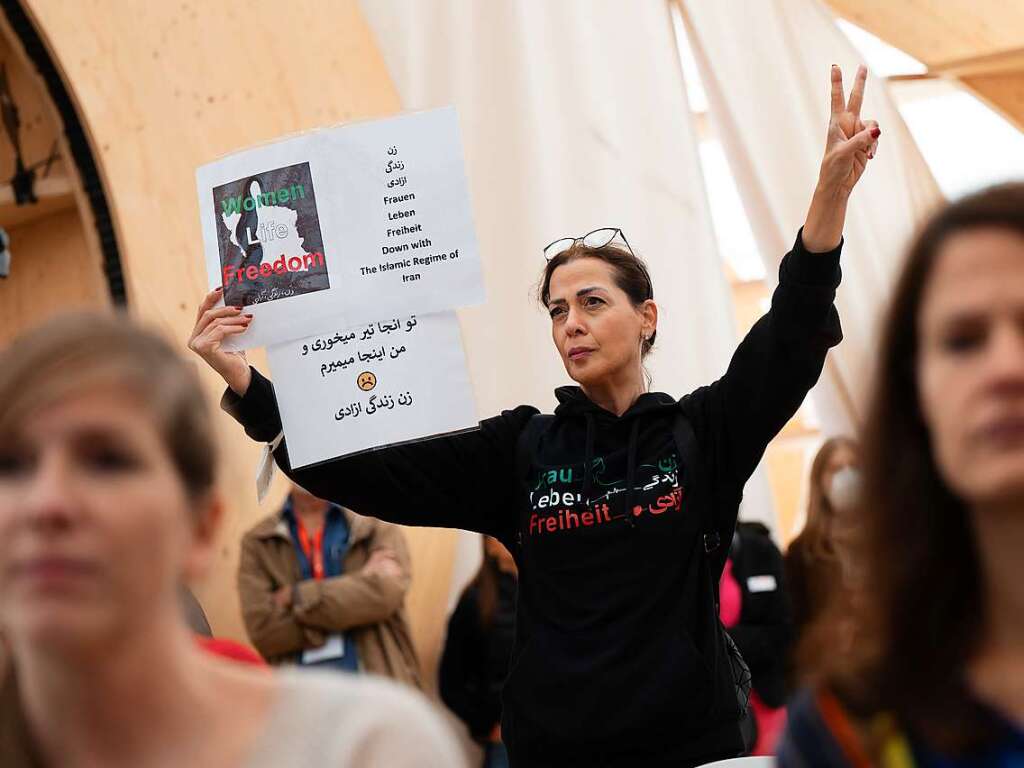 Eine Frau demonstriert auf der Frankfurter Buchmesse whrend des Panels Iran  wo lang? Der Aufstand gegen das Mullah-Regime und was der Rest der Welt tun kann zur Untersttzung der Demonstrierenden im Land.