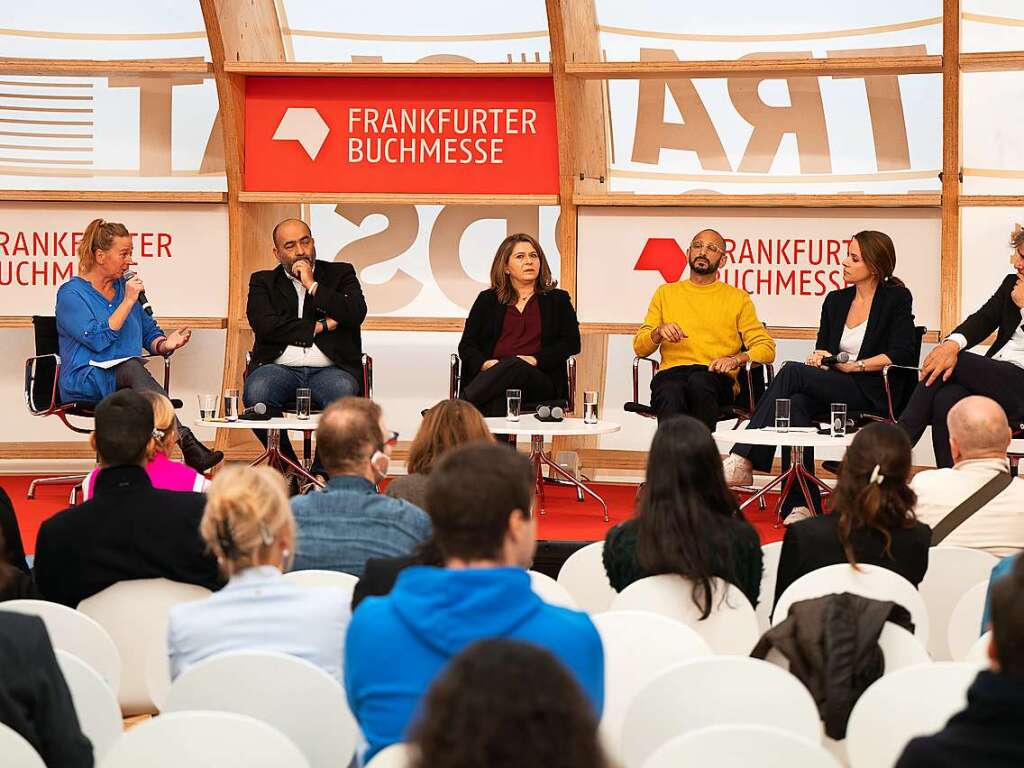 Moderatiorin Doris Akrap (l-r), Omid Nouripour, Bundesvorsitzender von Bndnis 90/Die Grnen, Cinur Ghaderi, Professorin an der EvH Bochum, Behzad Karim Khani, iranischer Journalist und Schriftsteller, Natalie Amiri, iranisch-deutsche Journalistin und Fernsehmoderatorin, und Deniz Ycel, Journalist und Sprecher des PEN Berlin, nehmen auf der Frankfurter Buchmesse an dem Panel Iran  wo lang? Der Aufstand gegen das Mullah-Regime und was der Rest der Welt tun kann teil.