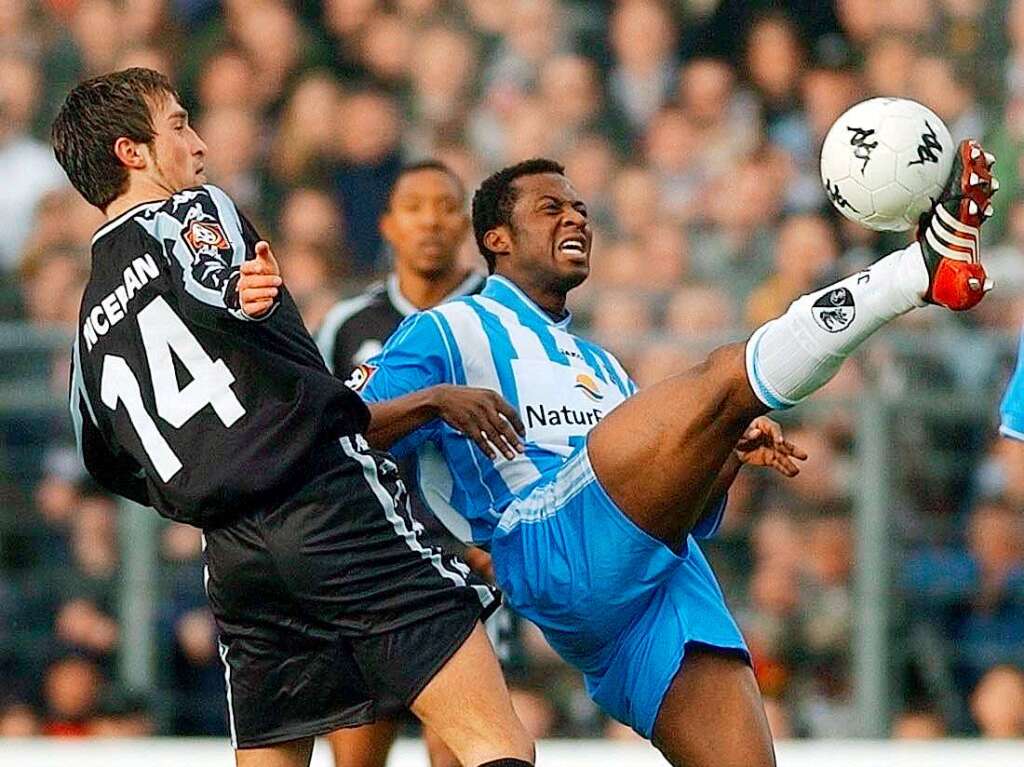 09. Mrz 2002: Das Rckspiel der Saison 2001/02 endet mit einer 0:1-Niederlage in Hamburg. Den Treffer des Tages erzielte Nico Patschinski, Abder Ramdane sah zu allem berfluss noch die rote Karte wegen eines groben Foulspiels.