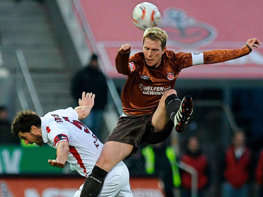 15. Januar 2011: Ein Duell der Sturm-Giganten der Zweitausenderjahre. Fr den Sportclub netzte beim 2:2-Unentschieden im Stadion am Millerntor Papiss Demba Ciss zweifach, fr St. Pauli Marius Ebbers und Gerald Asamoah.