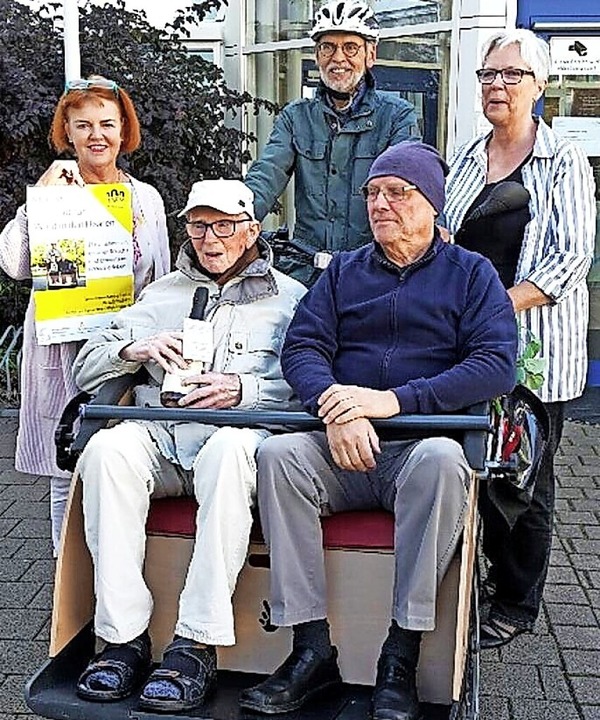 <BZ-FotoAnlauf>&#8222;Hundert Jahre le... der Rikscha durch die Stadt gefahren.  | Foto: Cornelia Rsner