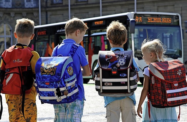 Eltern sind oft auf Busse angewiesen u...sicher ans Ziel bringen (Symbolbild).   | Foto: Franziska Kraufmann (dpa)