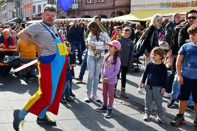 Clown Pepe in Aktion auf dem Alten Marktplatz in Lrrach  | Foto: Barbara Ruda