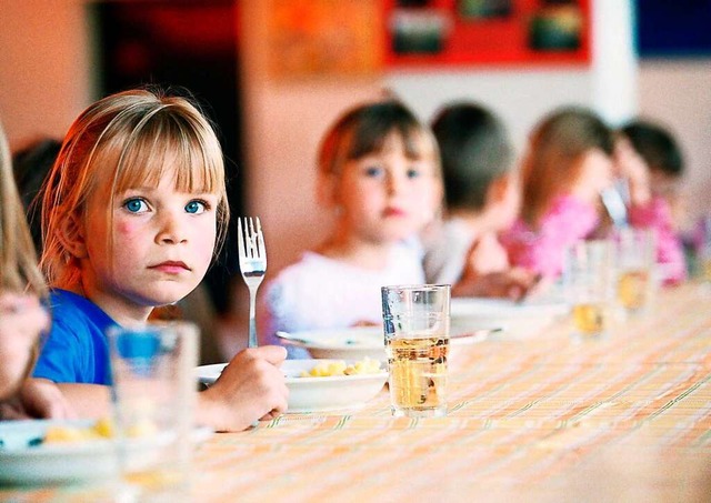 In Freiburgs stdtischen Schulen und K...zur Auswahl stehen: ein vegetarisches.  | Foto: imago stock&people