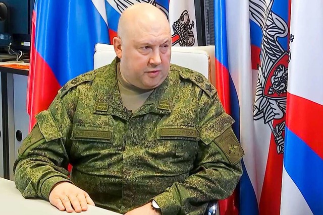 General Sergej Surowikin behauptet, vo...n Cherson sicher evakuieren zu wollen.  | Foto: Uncredited (dpa)