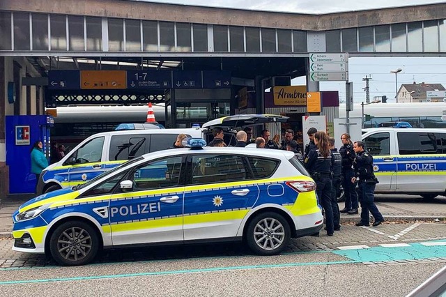 Kurzfristig war der Offenburger Bahnho...es Groeinsatzes der Polizei gesperrt.  | Foto: Helmut Seller