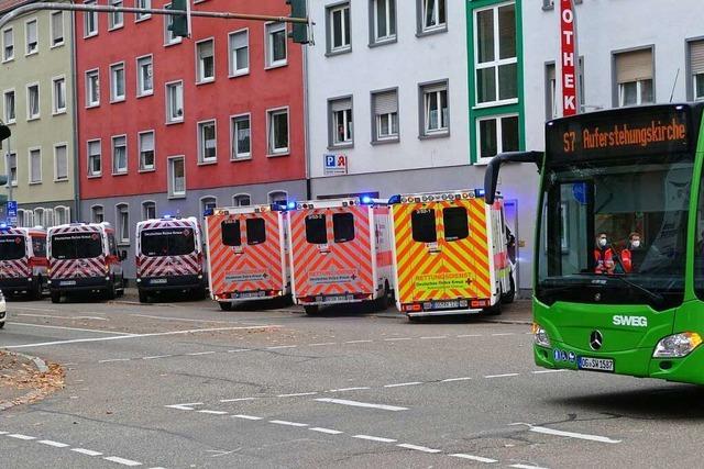 Offenburger Busfahrer muss scharf bremsen – fnf Fahrgste leicht verletzt