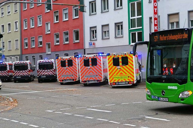 Durch eine Notbremsung konnte ein Busf...ungsdienst-Fahrzeuge alarmiert worden.  | Foto: Helmut Seller