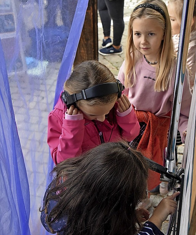 Die Exponate, wie hier die Singdusche, fanden groen Anklang.  | Foto: Benedikt Sommer