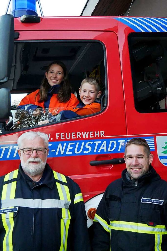 Drei Generationen in der Feuerwehr Neu...rs, Rudolf, Stefan und Janina Gnther.  | Foto: Eva Korinth