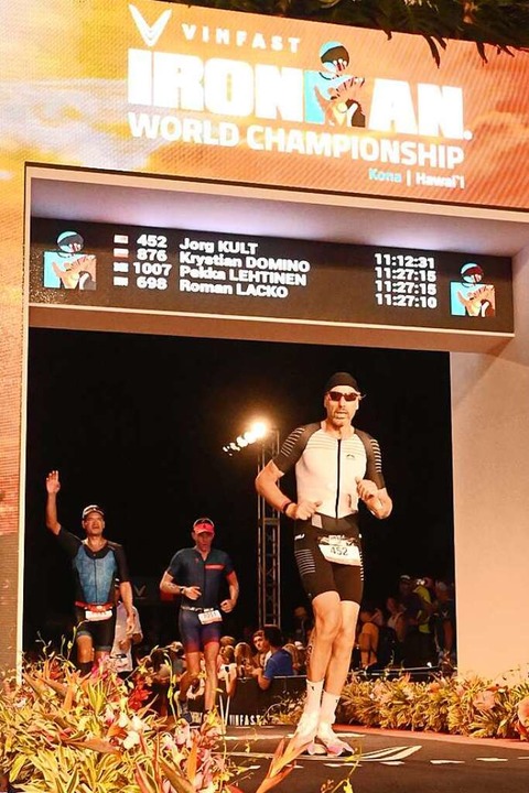 Den Ironman zum zweiten Mal geschafft: Jörg Kult beim Zieleinlauf auf Hawaii.  | Foto: Kult