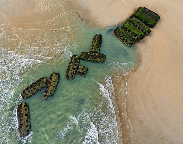 berbleibsel der knstlichen Hfen am Strand von Arromanches in der Normandie  | Foto: Javier Gil via www.imago-images.