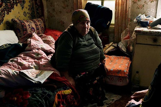 Diese  alte Frau lebt noch immer in ihrem Haus in der Kampfzone in der Ukraine.  | Foto: -