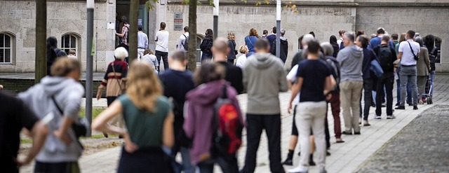 Whler mussten beim Urnengang Schlange stehen.  | Foto: Bernd von Jutrczenka (dpa)