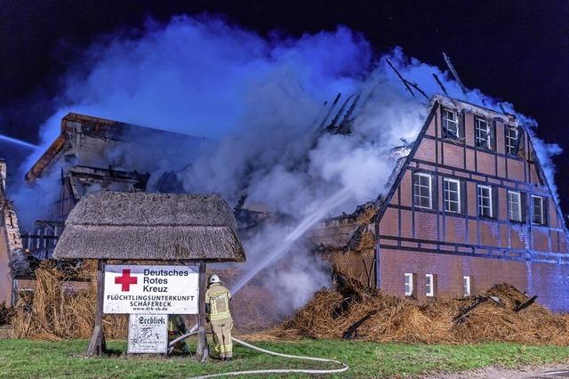 Flchtlingsunterkunft brennt nieder – Brandstiftung vermutet