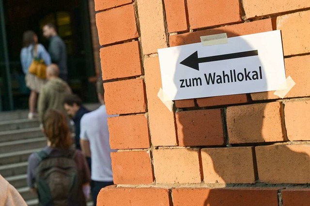 Anstehen fr die Urne: In Berlin lief die Wahl 2021 sehr chaotisch ab.   | Foto: Sebastian Gollnow (dpa)