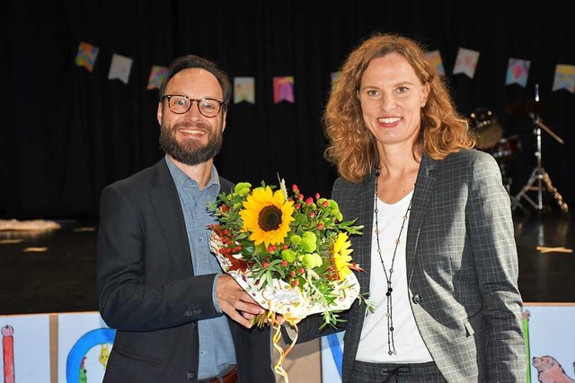 Einfhrung der neuen Rektorin Christin...erreicht Blumen und Ernennungsurkunde.  | Foto: Thomas Biniossek