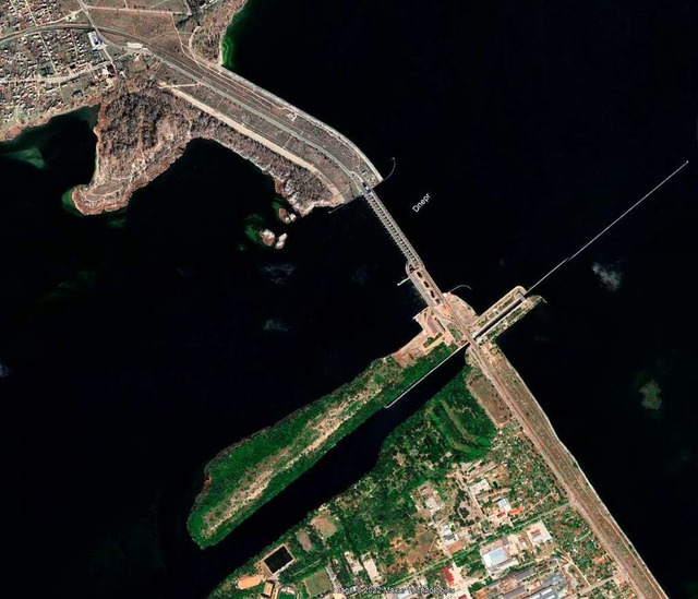 Der Staudamm des Strom Dnipro liegt flussaufwrts von der Stadt Cherson  | Foto: Google Earth / Maxar Technologies