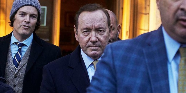 Kevin Spacey (m.) verlsst das Daniel Patrick Moynihan Court House in New York.  | Foto: Andres Kudacki (dpa)