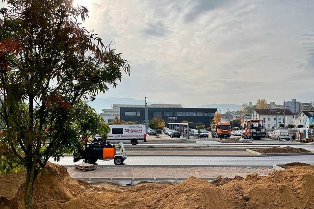 Der Parkplatz wird derzeit erweitert, ...em Bestandsgebude entsteht der Anbau.  | Foto: Frank Schoch