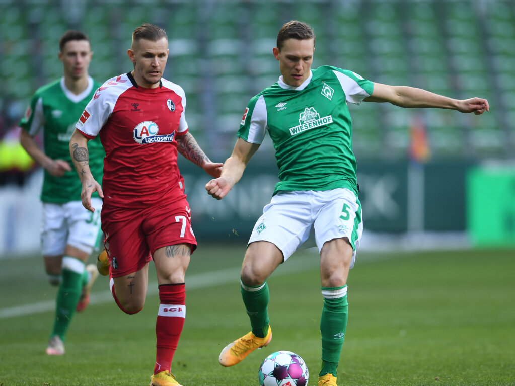 Februar 2021: Torlos endet das vorerst letzte Gastspiel der Breisgauer im Weserstadion vor dem Abstieg der Bremer (im Bild: Bremens Augustinsson und Freiburgs Jonathan Schmid). Erst 2022/23 kommt es wieder zu Begegnungen zwischen Nordwest und Sdwest.