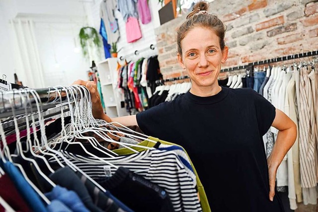 Lena Schrder in ihrem Kleiderei-Laden in Kln.  | Foto: Federico Gambarini