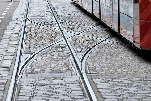 VAG tauscht Weichen an Freiburger Straßenbahnhaltestellen aus