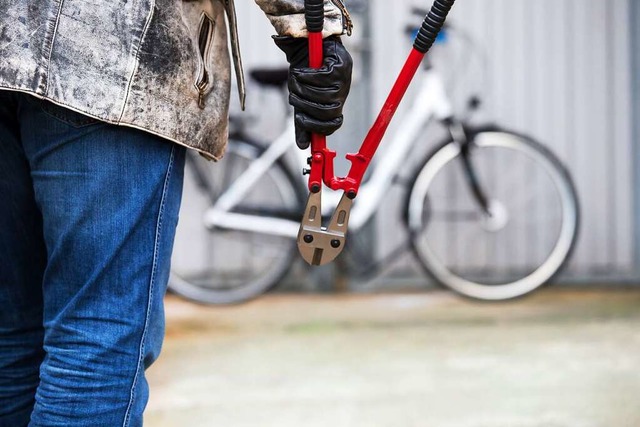 Die Polizei hat einen Einbrecher und F...frischer Tat festgenommen. Symbolbild.  | Foto: Rainer Fuhrmann (Adobe Stock)