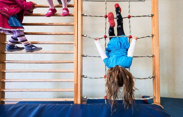 Der Fachkrftemangel stellt die Kinderbetreuung auf den Kopf.  | Foto: Andreas Arnold (dpa)