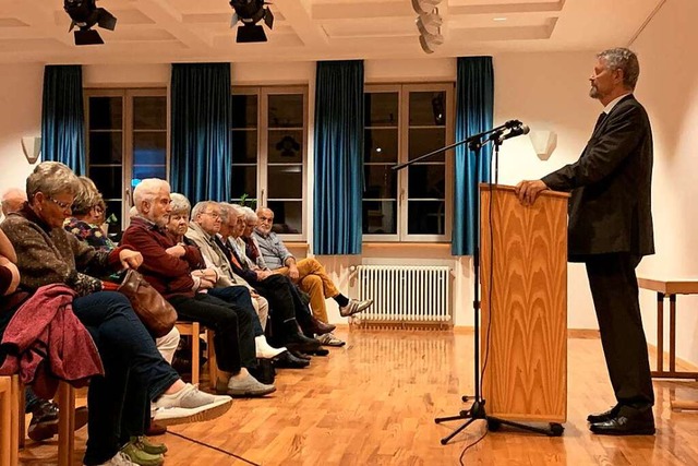 Gernot Erler spricht vor rund 40 Zuhrern.  | Foto: Silas Schwab