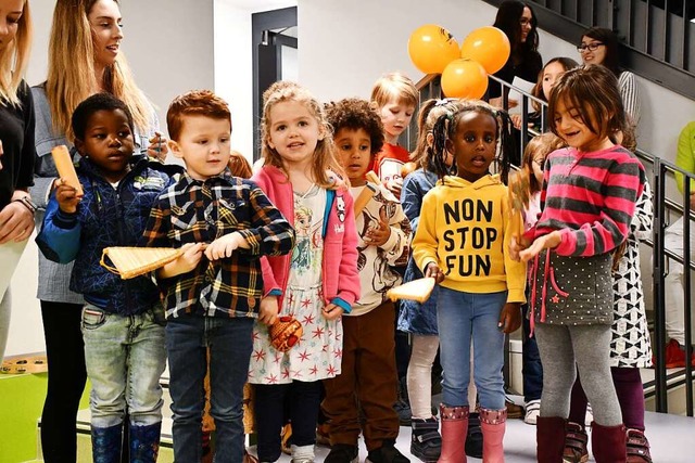 Singen macht Spa &#8211; vor allem zur Einweihung des neuen Kindergartens.  | Foto: Tanja Bury