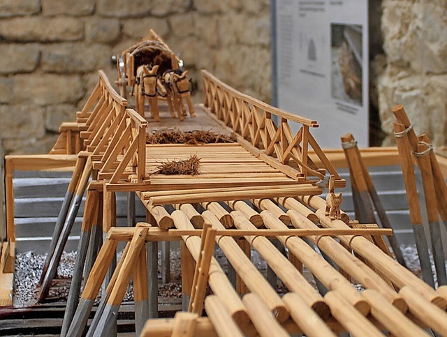 Aus Holz war die erste Brcke ber den...Modell kommt aus dem Museum Kssaberg.  | Foto: Rolf Reimann