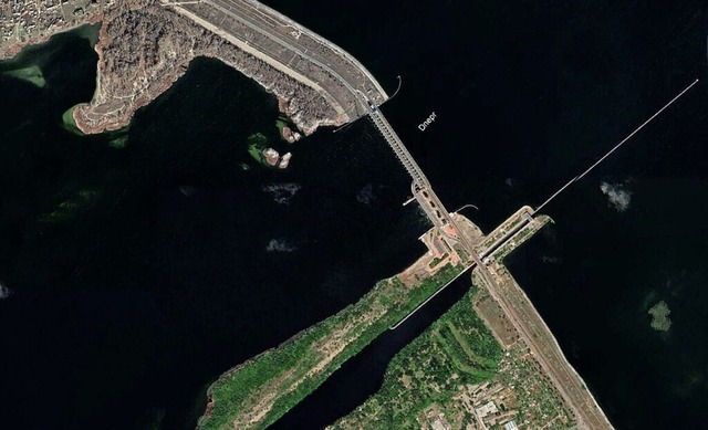 Haben die Russen den Staudamm am Wasserkraftwerk Kachowka vermint?  | Foto: Google Earth / Maxar Technologies