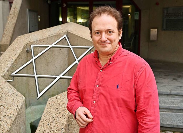 Der Musiker Ilya Hoffmann an der Freiburger Synagoge  | Foto: Michael Bamberger