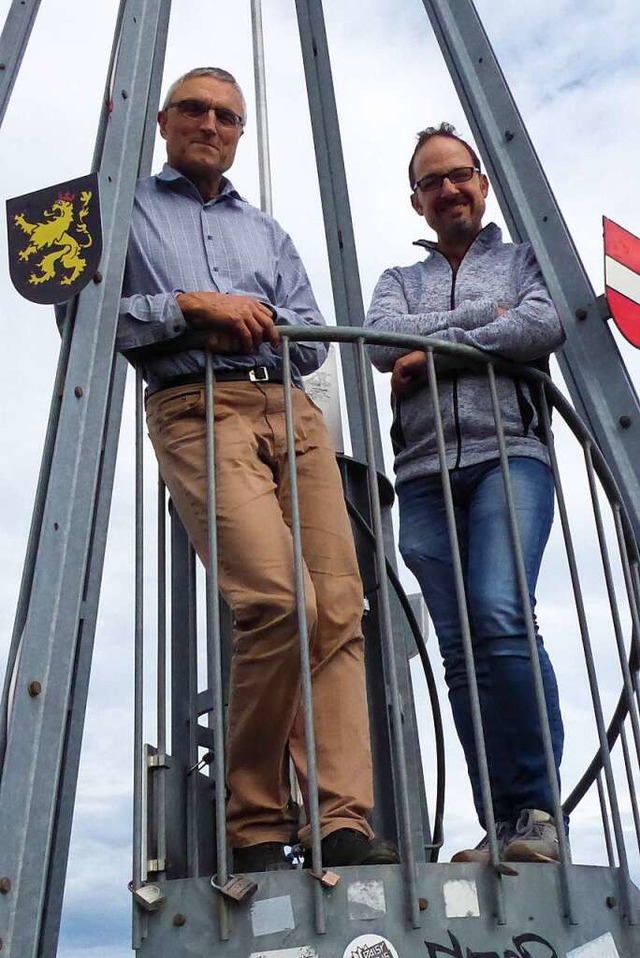 Die Turmtechniker Arno Uhlmann und Stefan Holzer (rechts).  | Foto: Sylvia-Karina Jahn