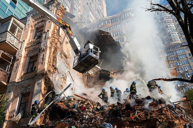 Kiew am Montag dieser Woche: Feuerwehr...eschuss auf Gebude durch eine Drohne.  | Foto: Roman Hrytsyna (dpa)