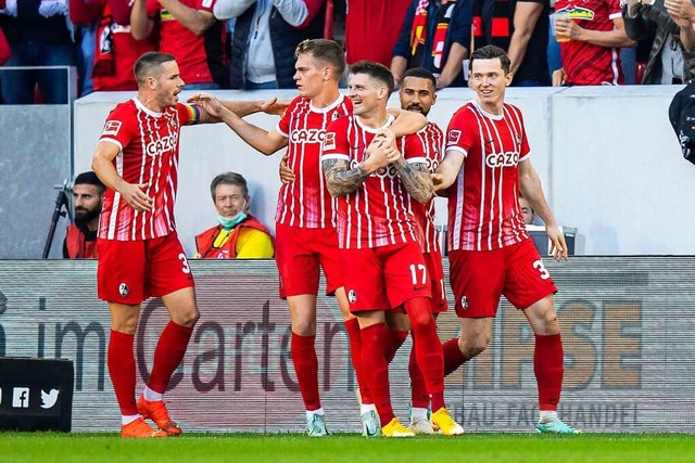 Lukas Kbler (Mitte) nach seinem Tor zum 1:0 mit der Mannschaft  | Foto: Tom Weller (dpa)