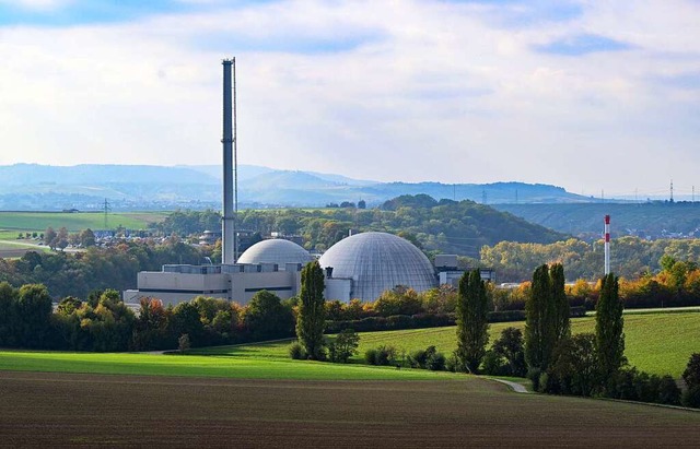 Umstrittene Verlngerung: Auch das Ato...is Mitte April 2023 Strom produzieren.  | Foto: Bernd Weibrod (dpa)