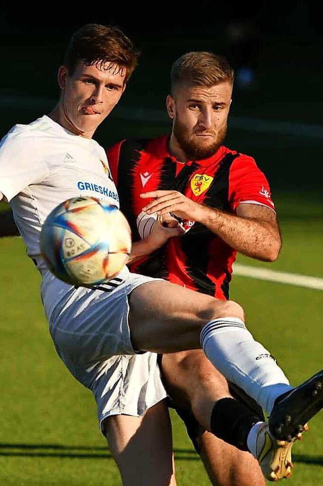 Am Gegner vorbeigezogen: Ivan Atlija (FSV, rechts) mit Simon Hilpert  | Foto: Jrgen Rudigier