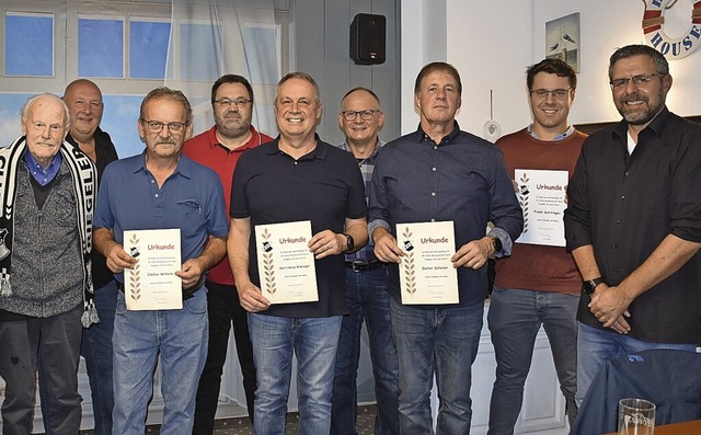Langjhrige Mitglieder des Riegeler SC...nter Heinz Wolf (links) fr 70 Jahre.   | Foto: Roland Vitt
