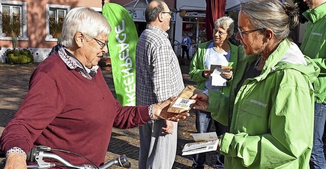 Mitglieder von Greenpeace informierten...rschwenderischen Umgang mit Getreide.   | Foto: Thomas Biniossek