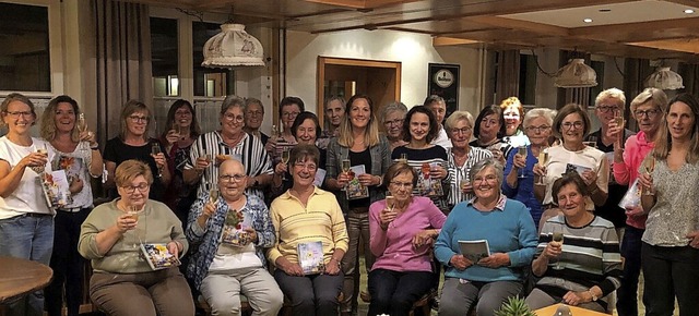 70 Jahre Landfrauen Indlekofen: Ein Gr...sammlung gemeinsam darauf angestoen.   | Foto: Bettina Ebi