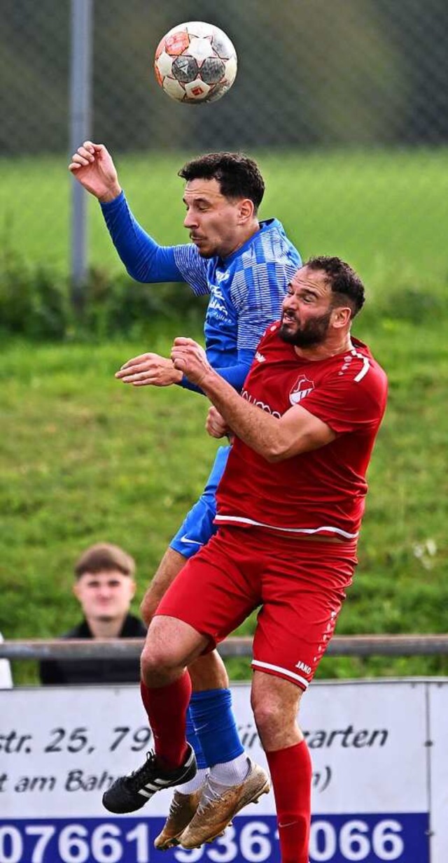 3:1-Sieg: David Gro (SVW, l.) mit Yurttas Baransel  | Foto: Achim Keller