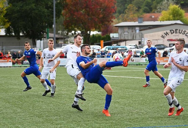 Der Seelbacher Sascha Roth ist in dies...im Derby der Aufsteiger die Nase vorn.  | Foto: Wolfgang Knstle