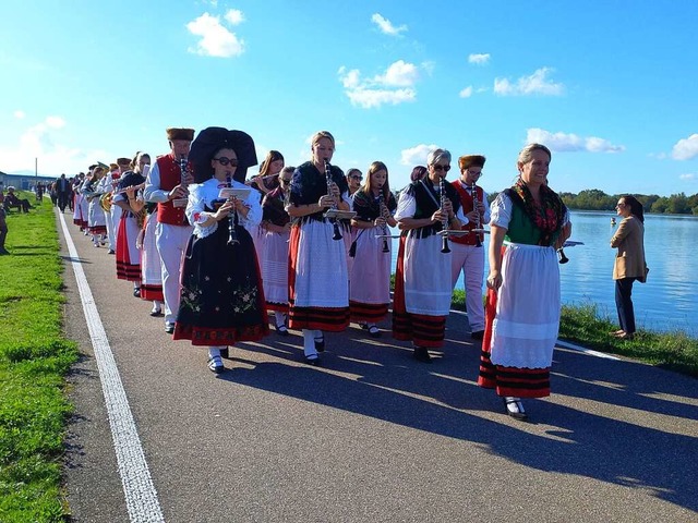 Die  Trachtenkapelle Altenheim fhrte ...en zum Europischen Forum am Rhein an.  | Foto: Katrin Wien