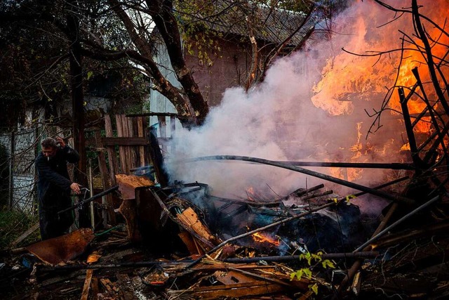Bakhmut im Donbass am Samstag: Ein Bew...r nach russischem Beschuss zu lschen.  | Foto: DIMITAR DILKOFF (AFP)